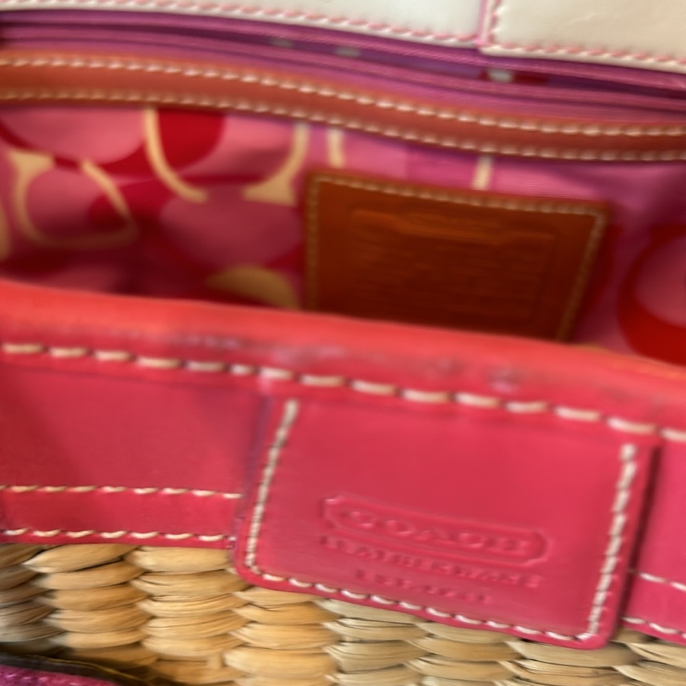 Coach, straw and pink leather handled bag with snap closure pink lining - Picture 7 of 9